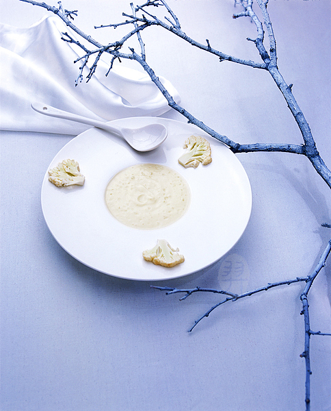 白色背景意境美食