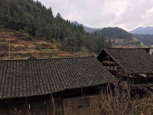 矮塞村巖坳組：鄉(xiāng)間小路，熟悉的小木屋（個(gè)人主頁(yè)-ZMzYwMDk4MDg=） - 其他 - 站酷設(shè)計(jì)師龔福周原創(chuàng)素材 - 站酷ZCOOL