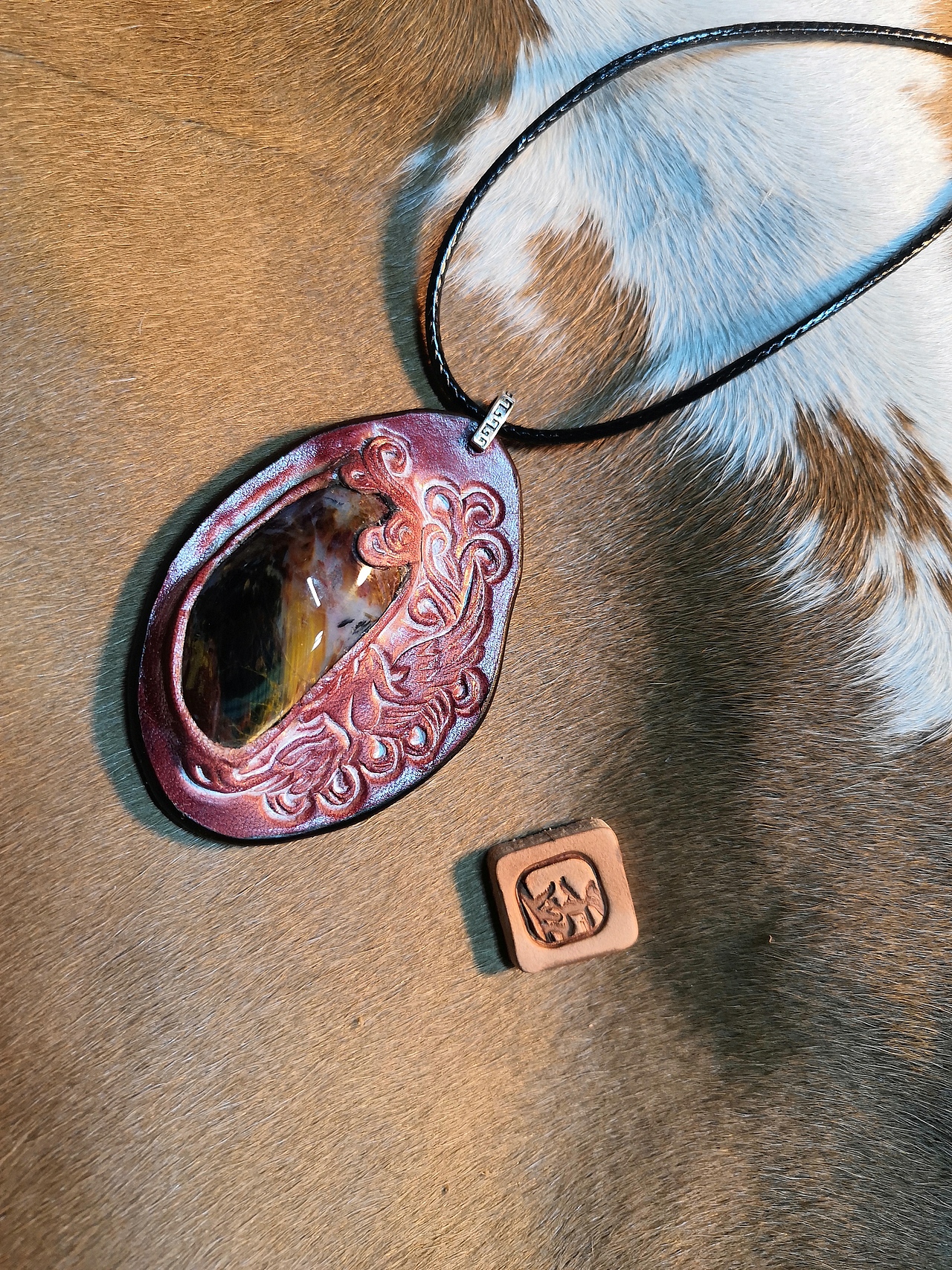 牛皮镶嵌宝石雕刻~~孟璐璐皮雕工作室出品