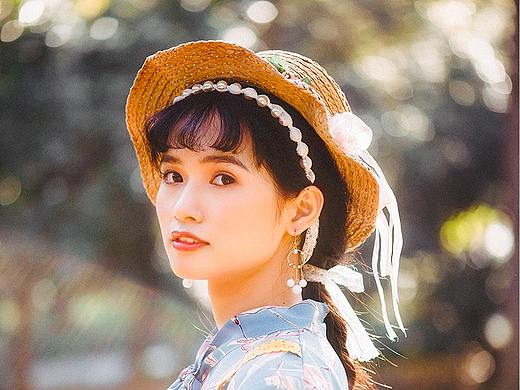 她走在美得光彩中