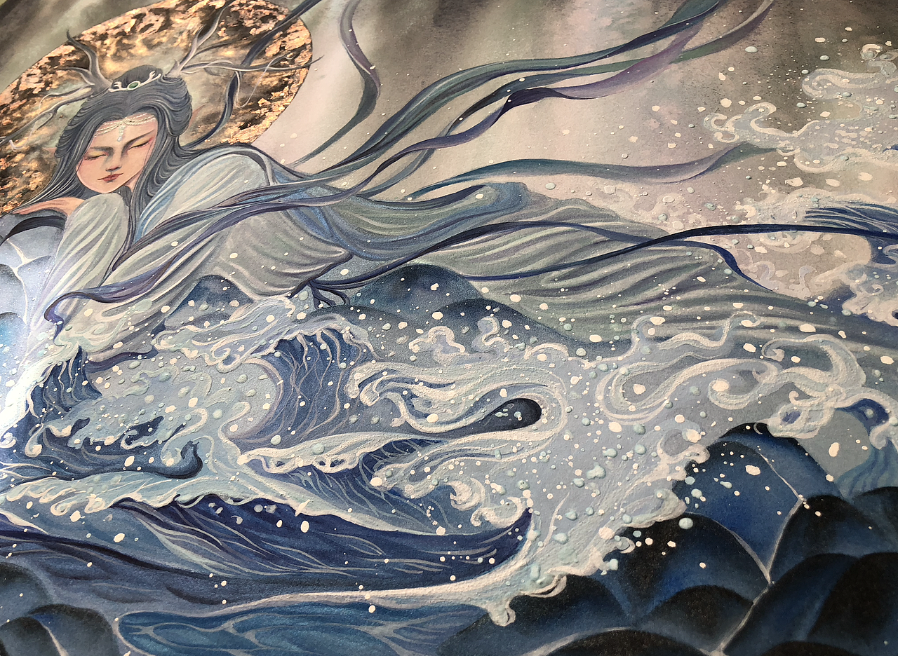 上古神兽夫诸自小便隐于敖岸山，山中多精金良玉引世人惦念，为了不被贪婪的人所抢夺，扰乱，见人则邑大水护之，自此便成了世人口中水灾的兆星。
