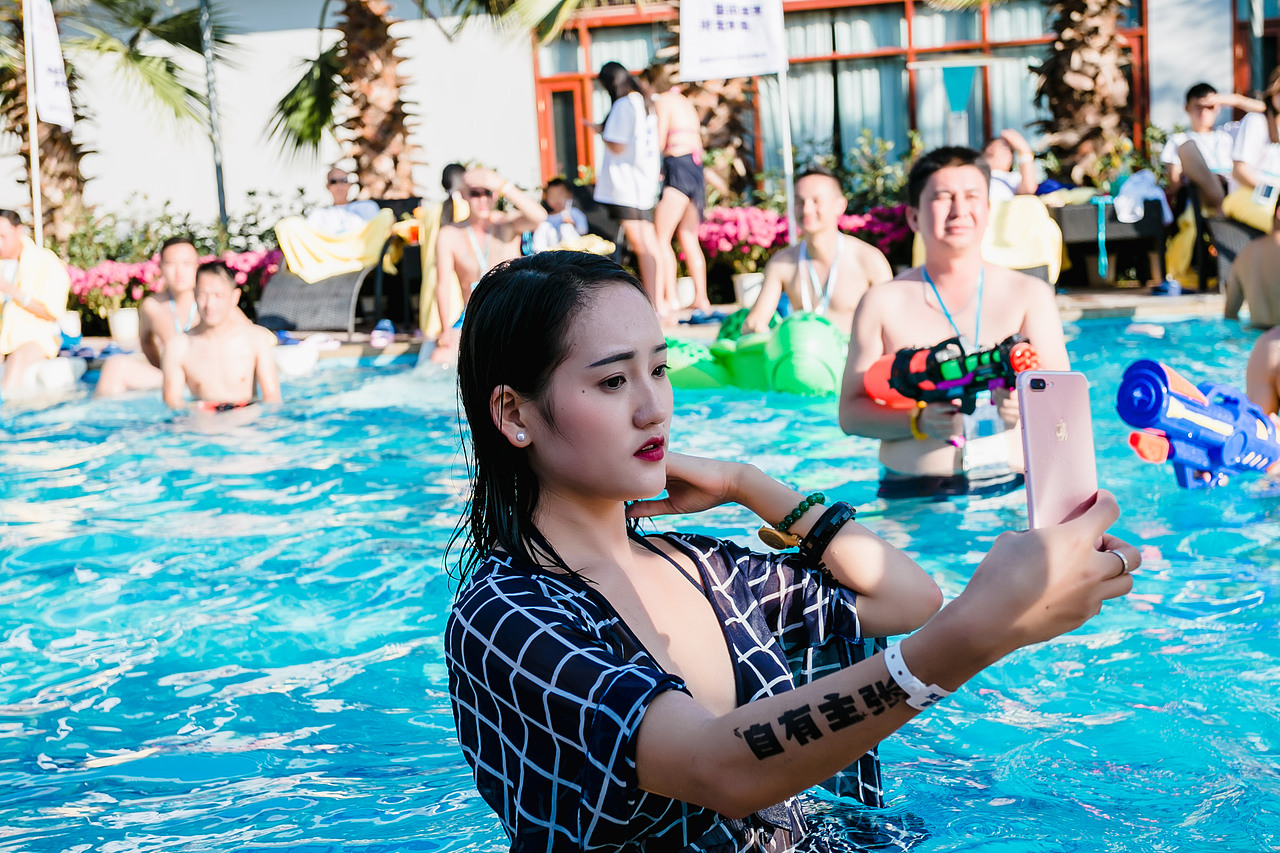 泳池趴（图ZMTAyNTg3OTYw） - 人文/纪实摄影 - 站酷设计师一颗豆芽喔原创素材 - 站酷ZCOOL