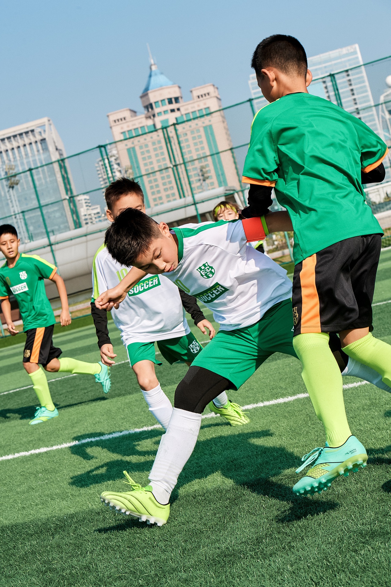 安踏kids 足球少年势不可挡 快乐横扫绿茵赛场