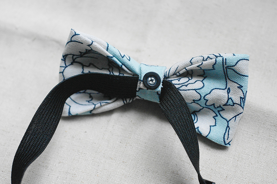 4.	Mutuo蜻蜓 水蓝白纹棉布 手工领结(定制)【Snow Mermaid】
<br>尺寸:长11.5cm,宽6cm <br>颜色:浅蓝底奶白色荷花<br>材质:厚棉麻<br>