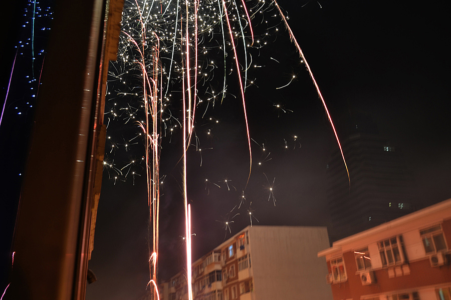 大年三十,放炮声连成一片了都,虽然关着窗户,烟味还是一个劲往屋里窜