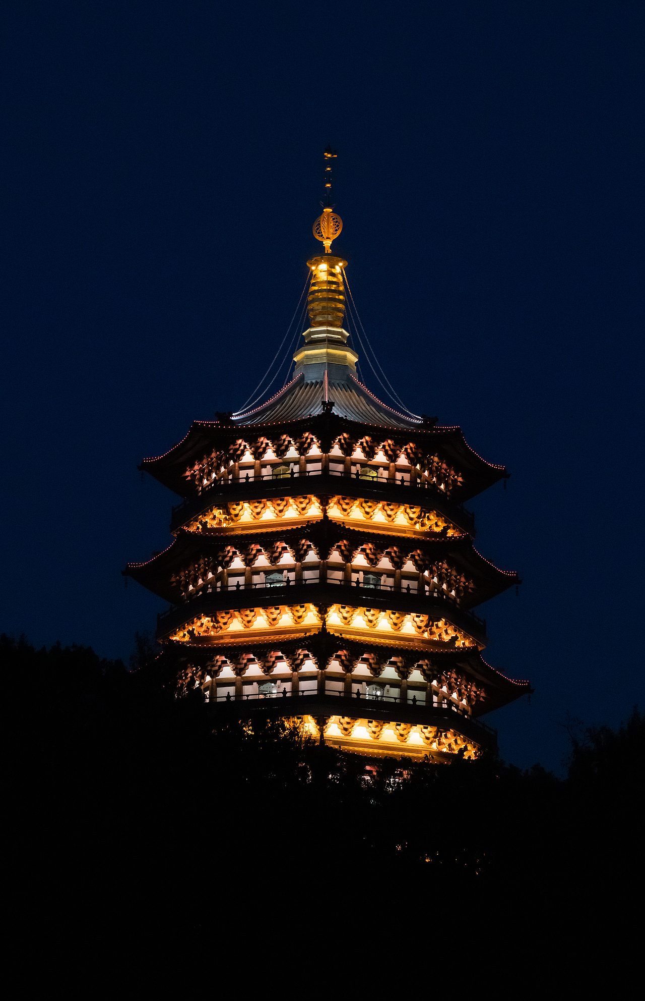 秋冬夜晚的雷峰塔