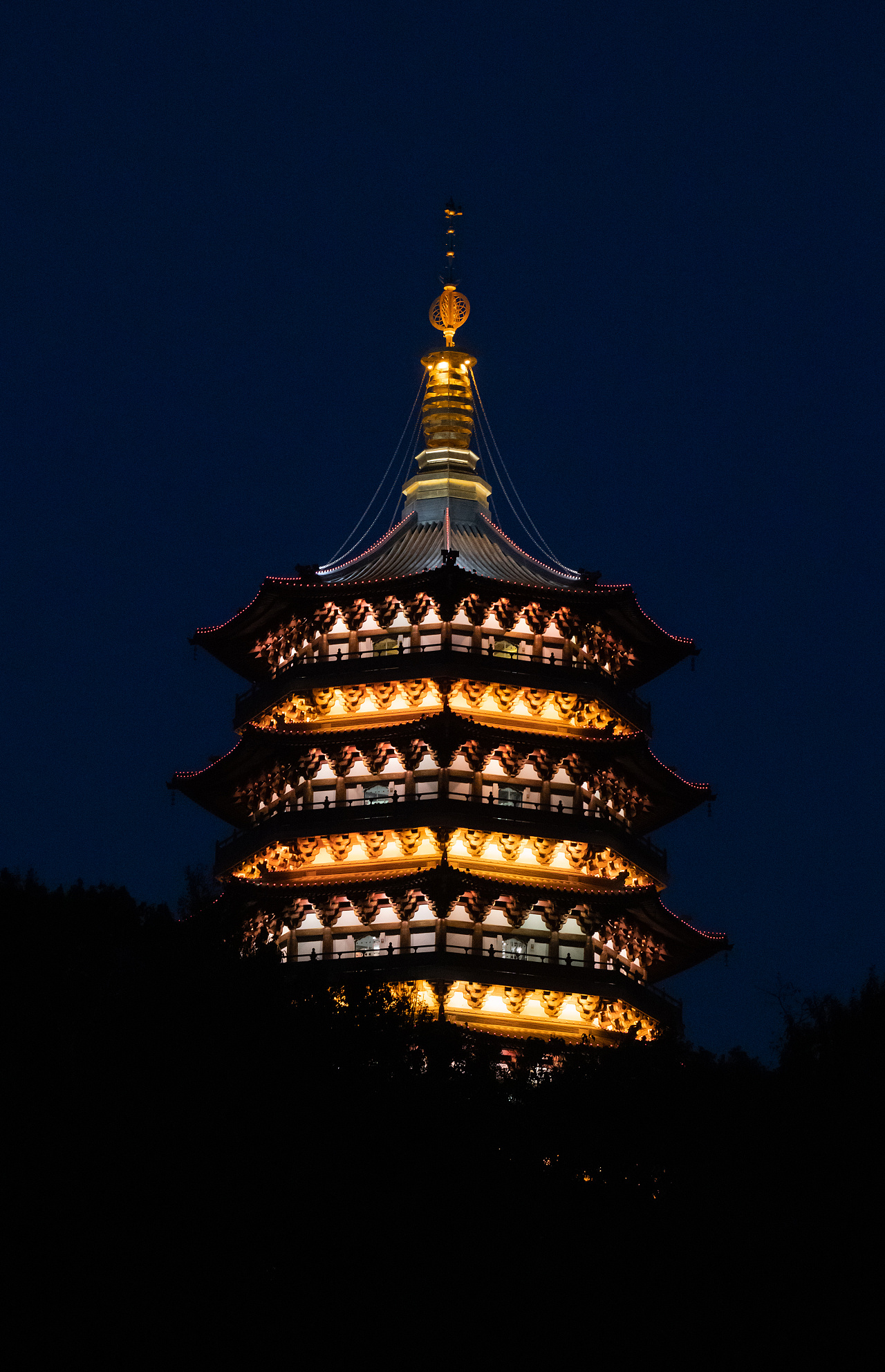 秋冬夜晚的雷峰塔