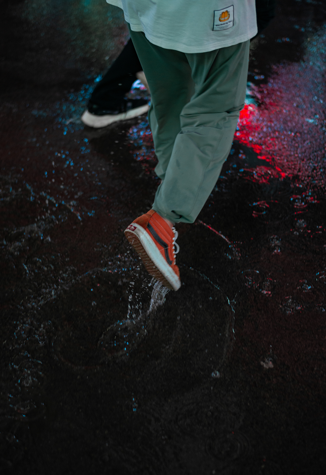 贵阳下雨天街拍（图ZMzA5MzAwNjI4） - 人文/纪实摄影 - 站酷设计师设计师R潮原创素材 - 站酷ZCOOL