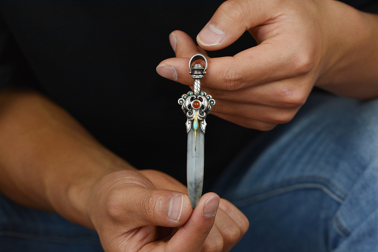 设计师作品|翡翠莫邪剑（图ZMjU0ODYzNDIw） - 首饰设计 - 站酷设计师天使原创珠宝设计原创素材 - 站酷ZCOOL