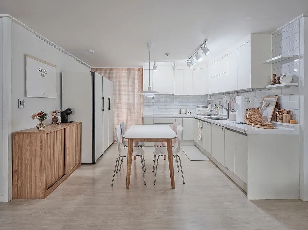 全屋井井有条一尘不染,怎么看都不像有俩孩子的家