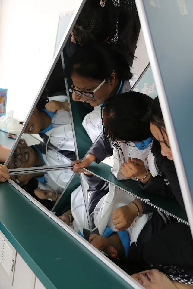 特大人体万花筒无穷浩瀚宇宙空间世界学生综合实践科技活动平面镜制作虚幻空间我心飞翔义乌大陈镇中王大可淘