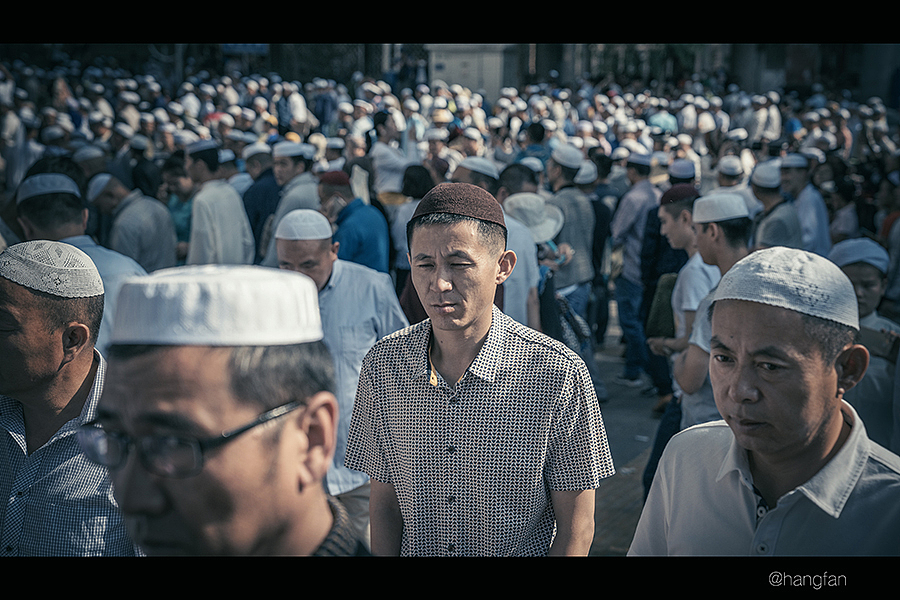 可惜的去有点晚,武警已经戒严主干道,只能跑到清真寺的另一条街看宏大的万人诵经、礼拜