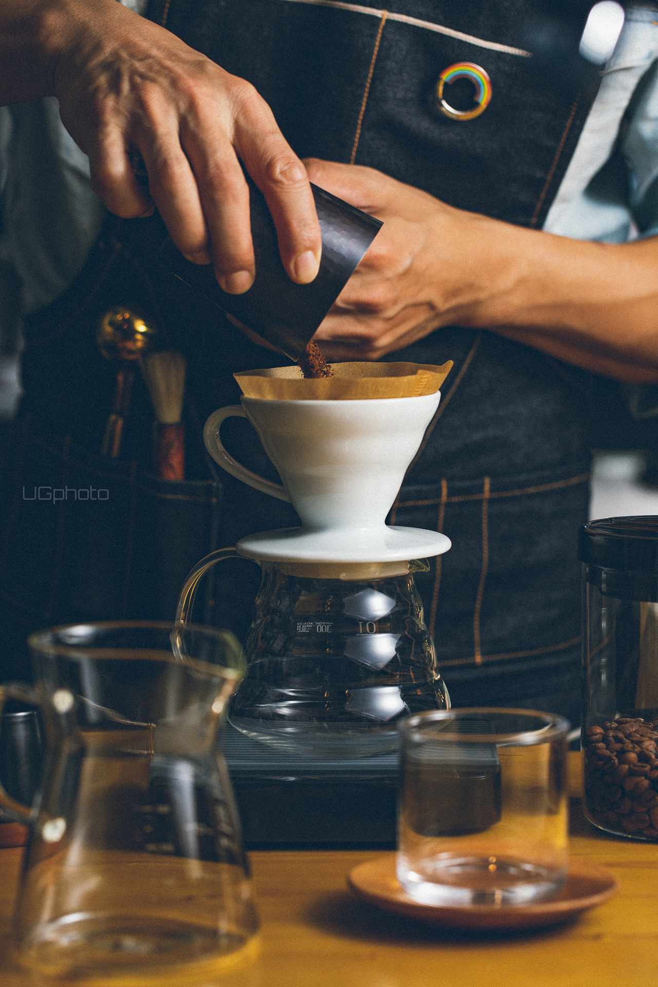 【意式咖啡萃取技巧】制作意式咖啡的第一个基本动作：接粉 中国咖啡网