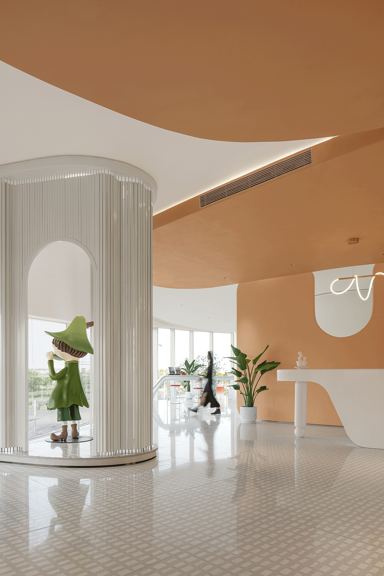 在童话人物的带领下，由白转橘的空间颜色为到访的客人们创造了属于家的温暖质感，与小精灵们一起坐下，来上一盘香甜可口的点心，感受这难得的治愈时刻。