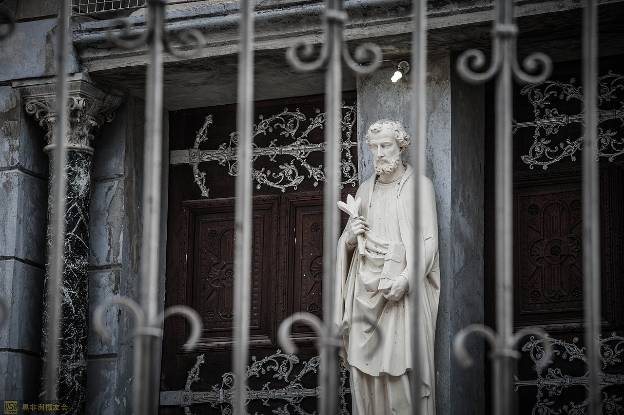 教堂门口的雕像