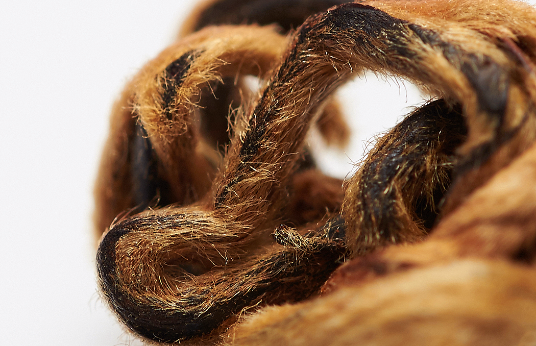 以85-90℃水冲泡，
螺形舒展，泡出红亮茶汤，金圈挂杯，<br>释放出愉悦的花果香。