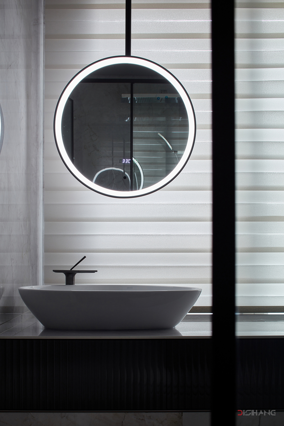 隐形门设计将现代主义手法贯彻到极致,开合门与旁边的墙面融为一体,干练利落,充满了现代感。
<br>Invisible door design will carry out modernism tactics acme, open and close door and the metope of flank melt into one body, capably neat, full of modern feeling.<br><br>