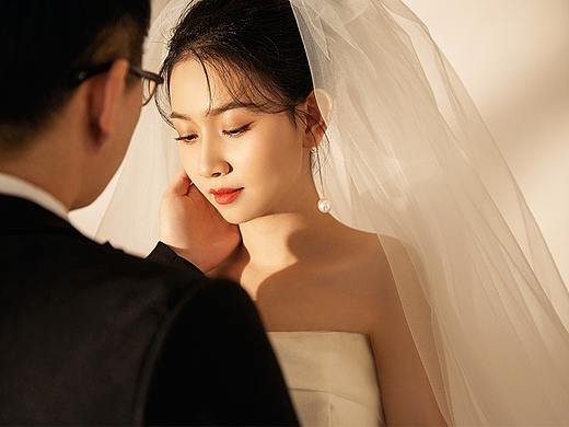 老公坚持要拍的室内主纱光影婚纱照，简单高级浪漫