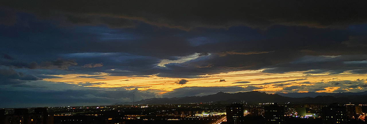 刘勇良手机纪实摄影:雨后傍晚的天空