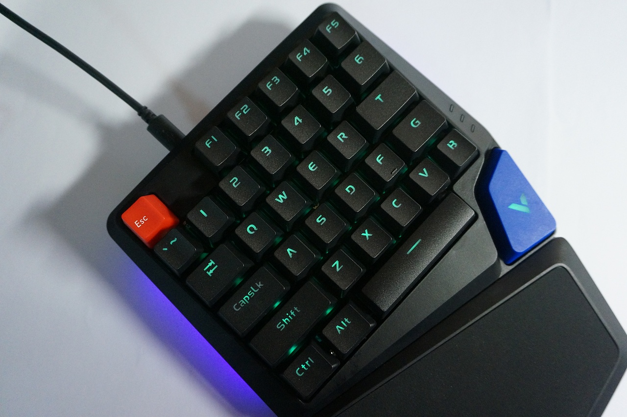 雷柏V550单手RGB幻彩灯光游戏机械键盘