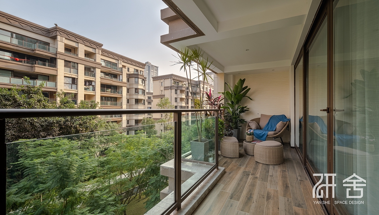 阳台区域充满生气，业主家中的植物都必须是真实的
除了本身的装饰作用，更能作为家中氧气的更新者，使得空间更加有活力