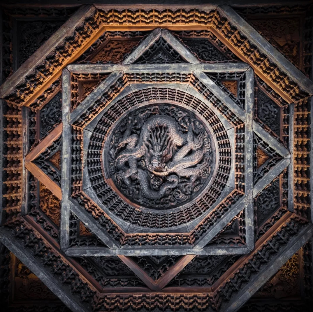 这种中式建筑构件发端于西汉, 后宋,辽,金三朝的藻井多为斗八造型, 到