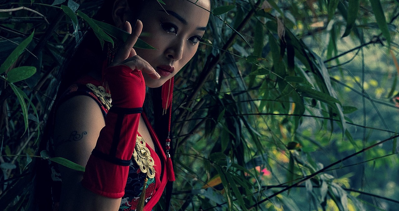 一匹黑马 丨 性感侠女