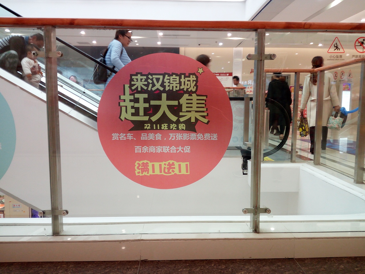 商場(chǎng)花車kt板玻璃貼設(shè)計(jì)（圖ZOTczNDA0NDg=） - 海報(bào) - 站酷設(shè)計(jì)師春暖四季原創(chuàng)素材 - 站酷ZCOOL