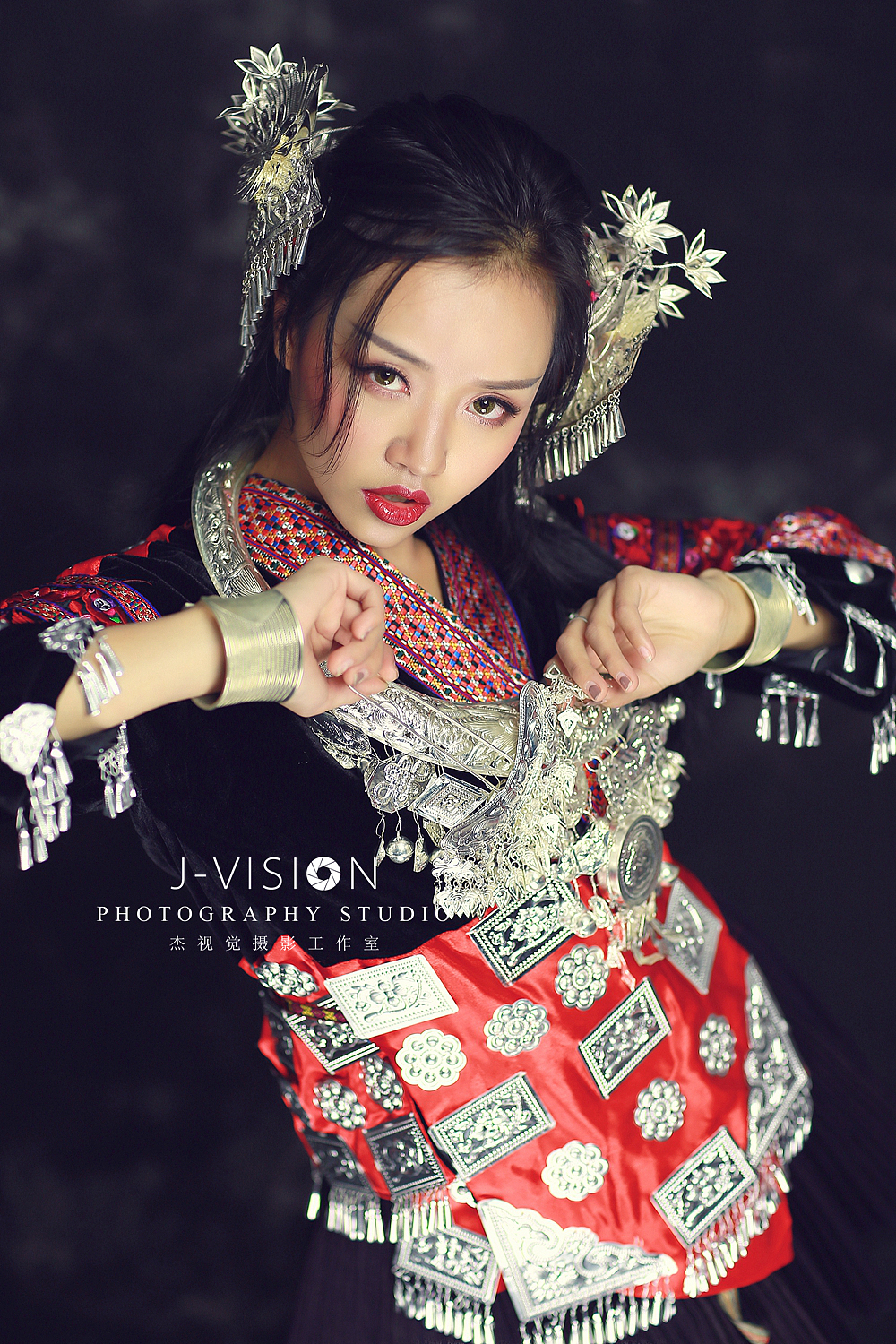 玩转苗服（图ZMTAwNTUwNTA0） - 人像摄影 - 站酷设计师JEGOO原创素材 - 站酷ZCOOL