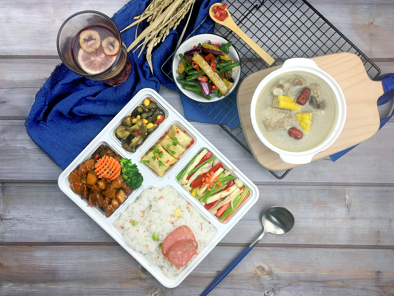 一食千百团餐配送菜品摄影活动海报