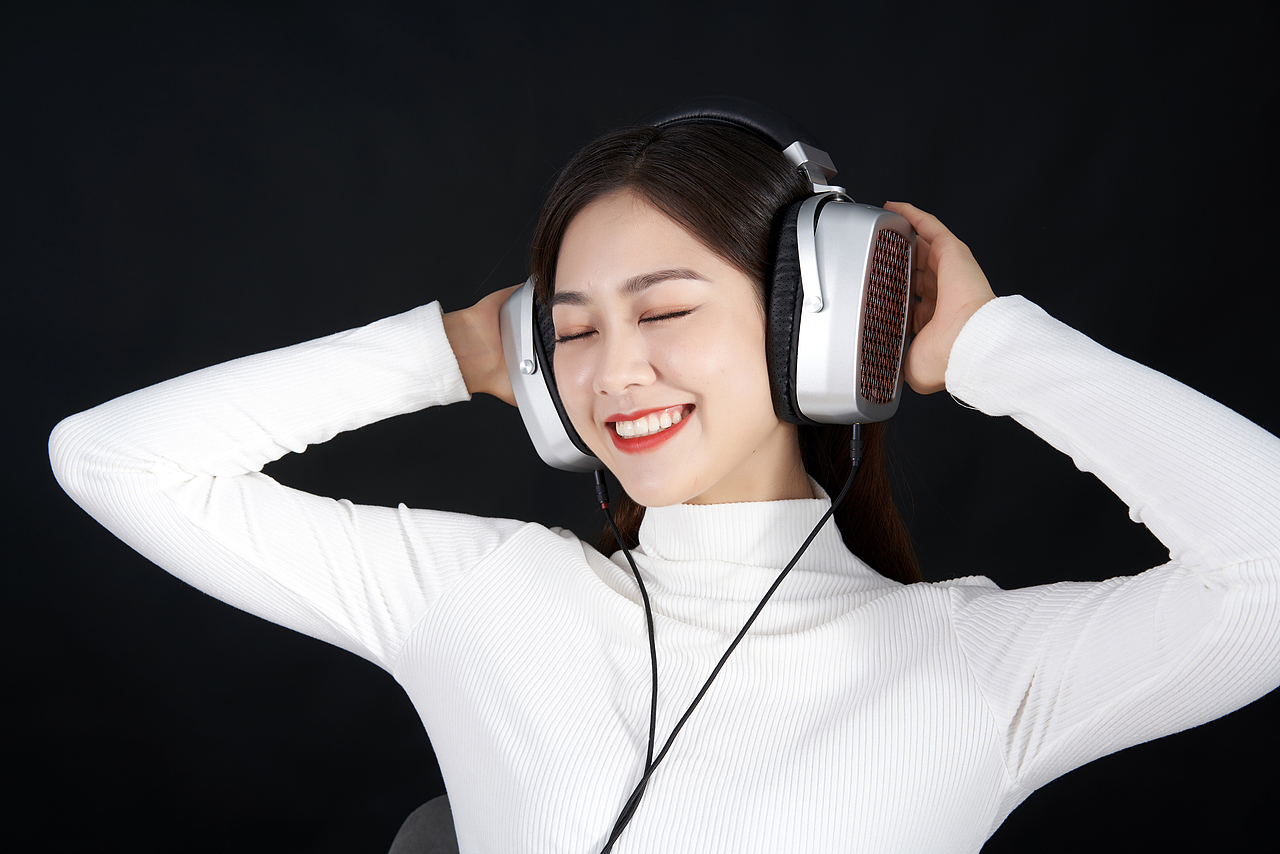 金平面耳机美女模特展示