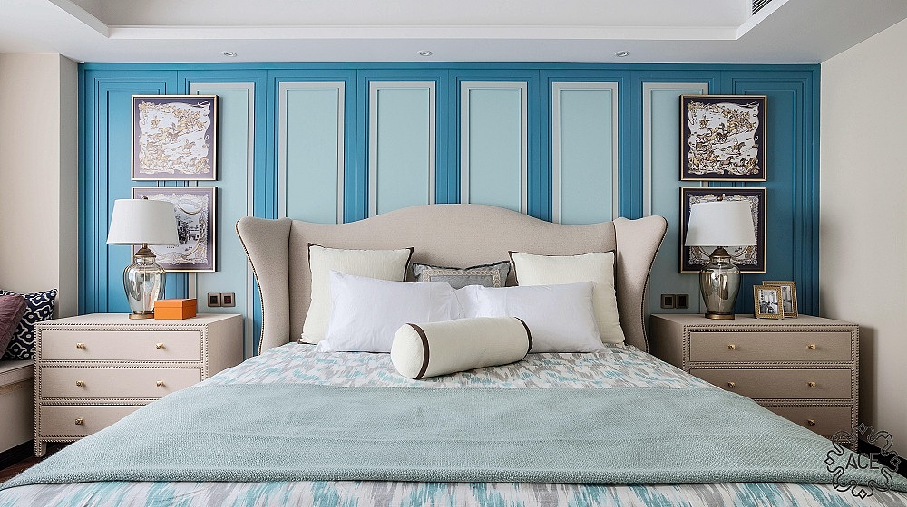 主卧室延续知性优雅的格调,其中加入香槟色和孔雀蓝等女性化色彩氛围。没有过多的装饰,源于功能需求在在一侧新增了第二衣帽间。次卧与客厅色系一致,大面积深棕色甚为雅致。