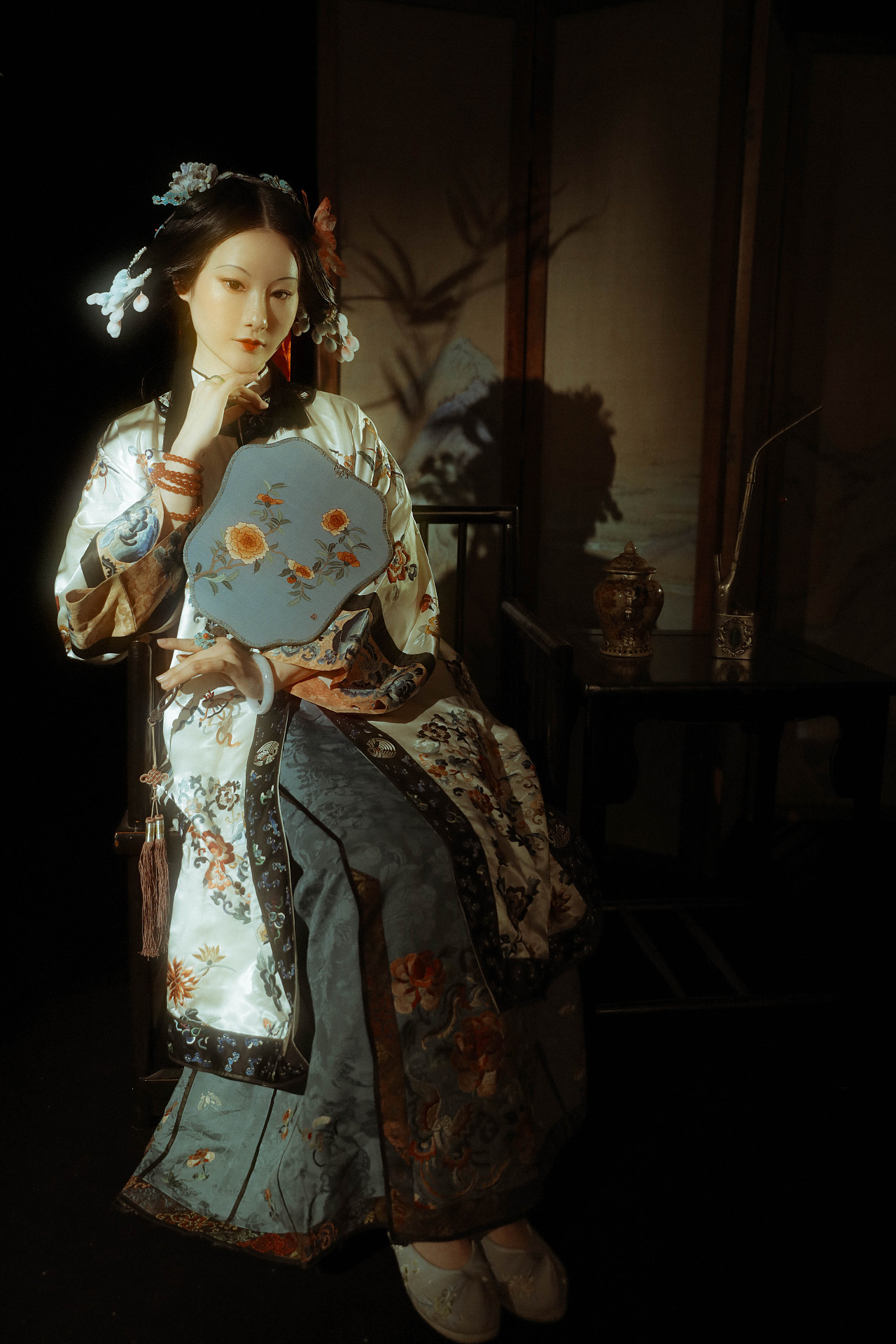 扇子/张磊缂丝   点翠头饰/殊宫   妆容是仿清代戏曲风的造型