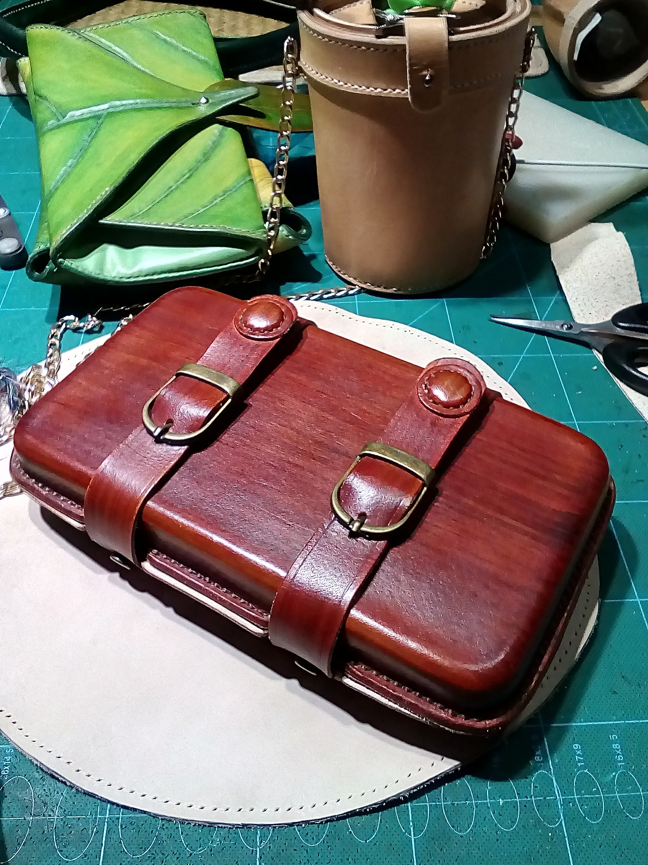 仿木纹盒式皮具|手工艺|工艺品设计|hth皮艺社_原创作品-站酷(zcool)