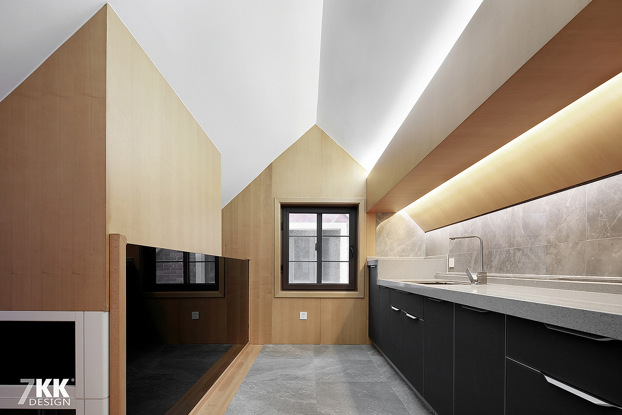 这是利用顶层斜顶的巧妙利用,刚好搭配整体异型造型的主题,在灯光合理运用的衬托下,深与浅,暖与冷,打造独特艺术氛围的厨房空间。是不是很别致啊。