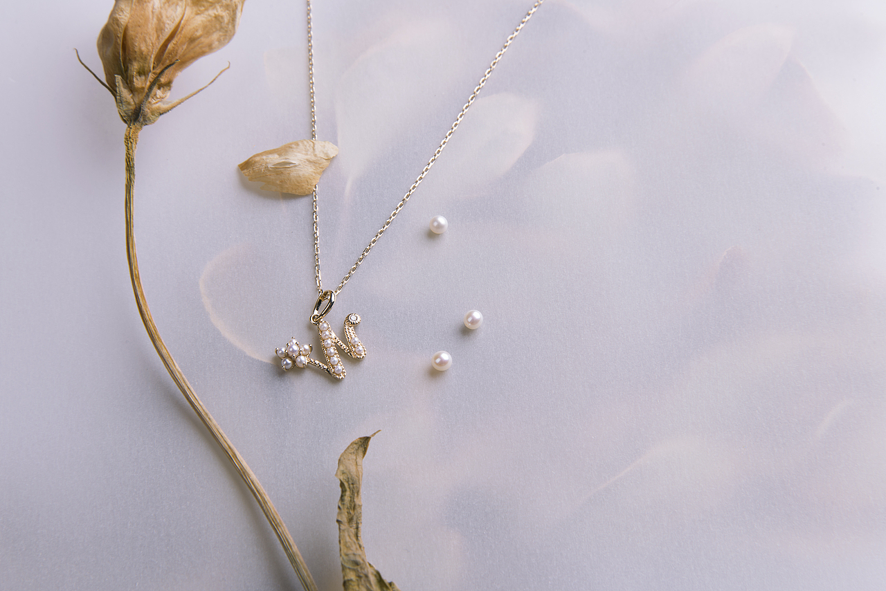 带珍珠的字母项链（图ZMTYxNzY5NDQ4） - 产品摄影 - 站酷设计师Dim750原创素材 - 站酷ZCOOL