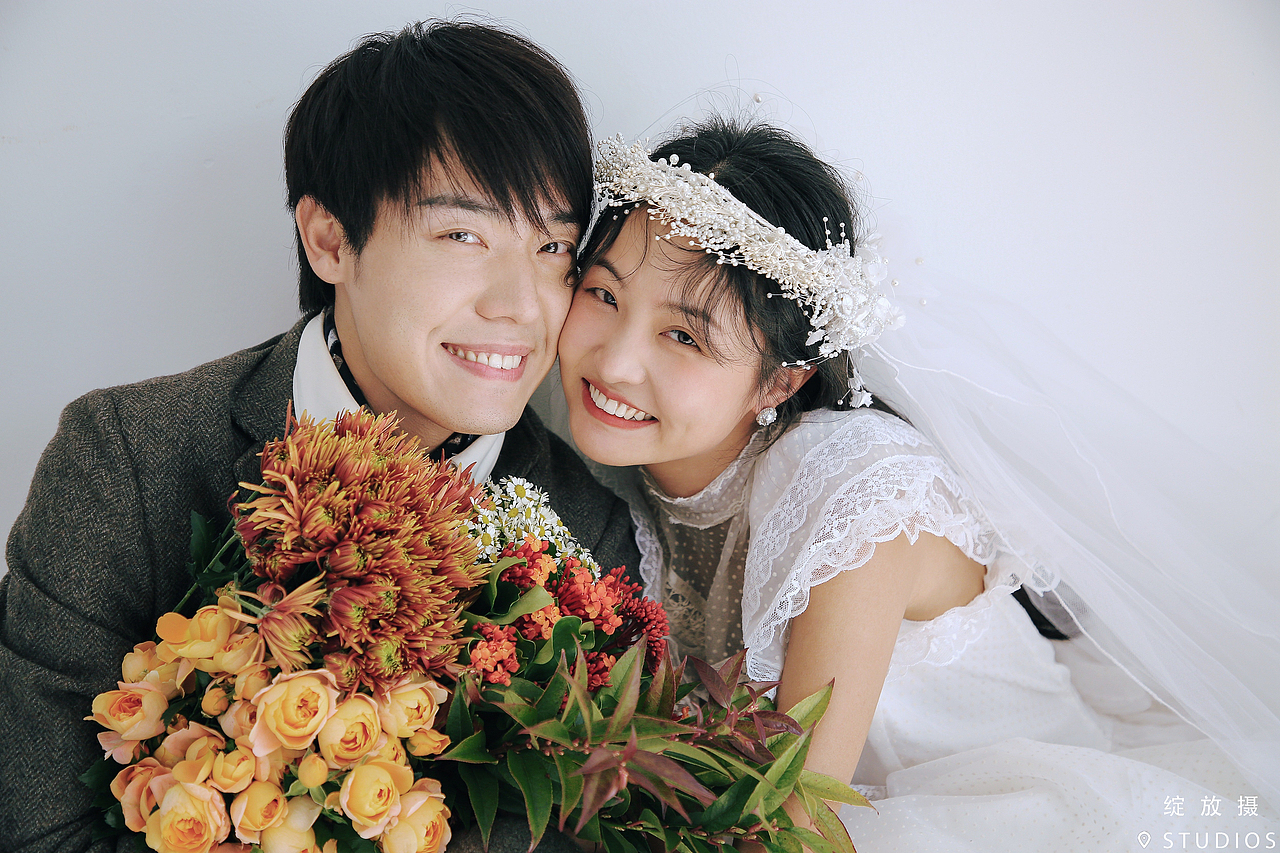 氛围感绝佳的室内轻复古婚纱照