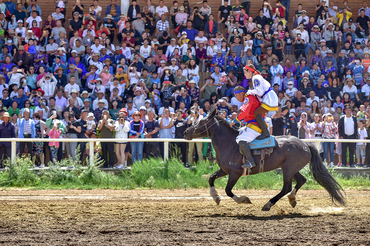 热情奔放的蒙古族庆祝2019中国草原蒙古马文化节