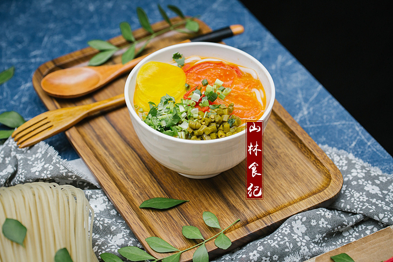 一碗热腾的米粉,足以慰凛秋