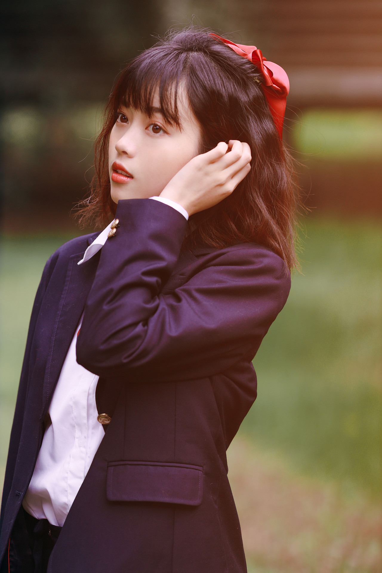 戴红围巾的女孩