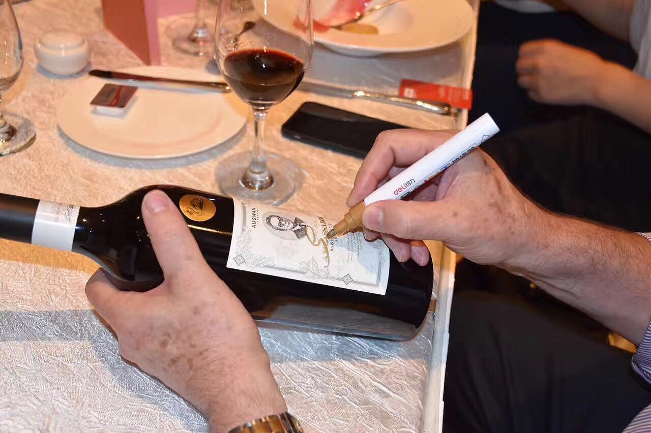 “天鹅庄·大使“ 红酒-澳洲大使肖像