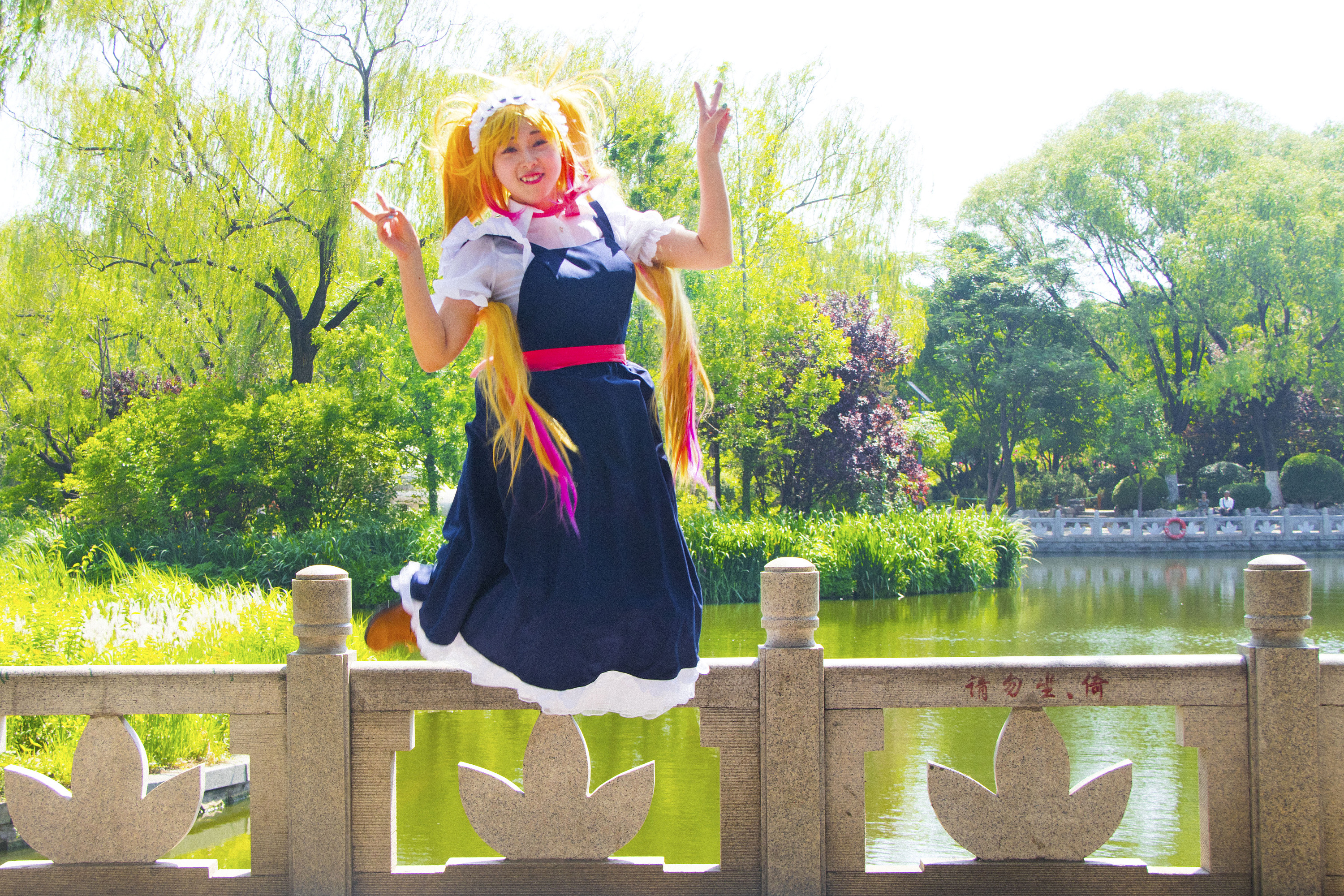 济南萌妹子户外cosplay龙女仆装