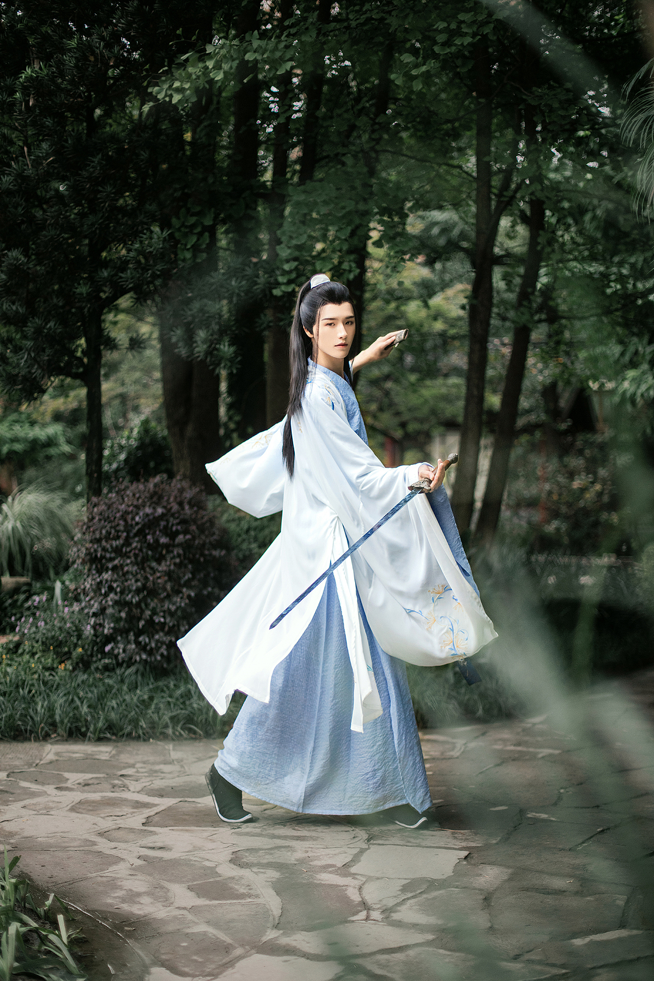 不肯画堂朱户,春风自在杨花