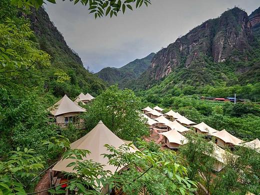为三峰野奢酒店帐篷赴一座城——云南丽江半山酒店生态游!