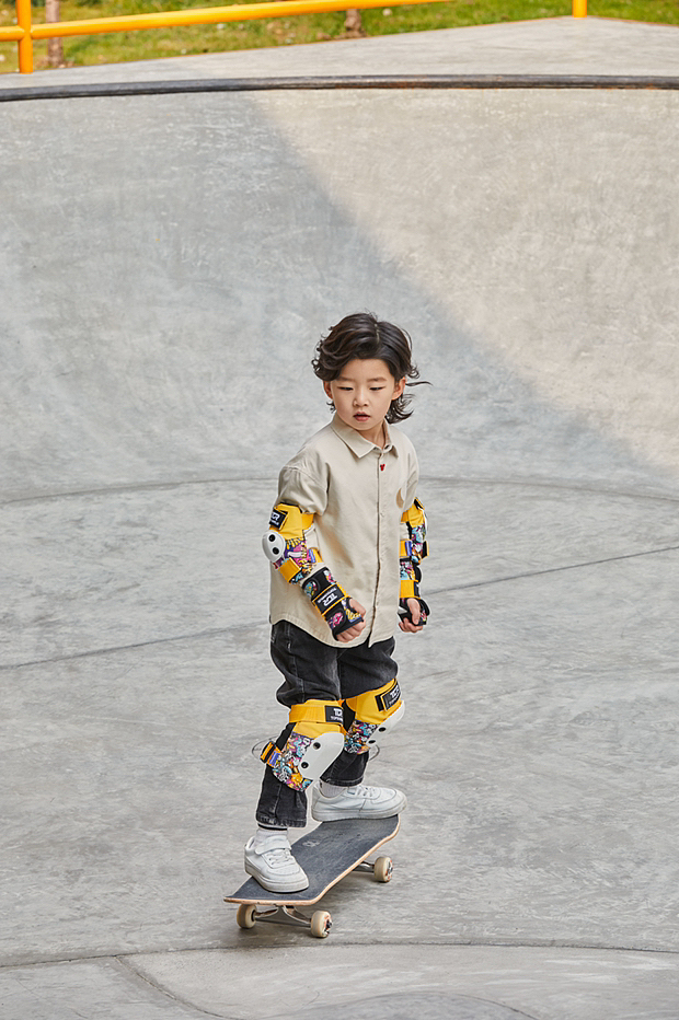 联名TDR专业儿童运动护具插画