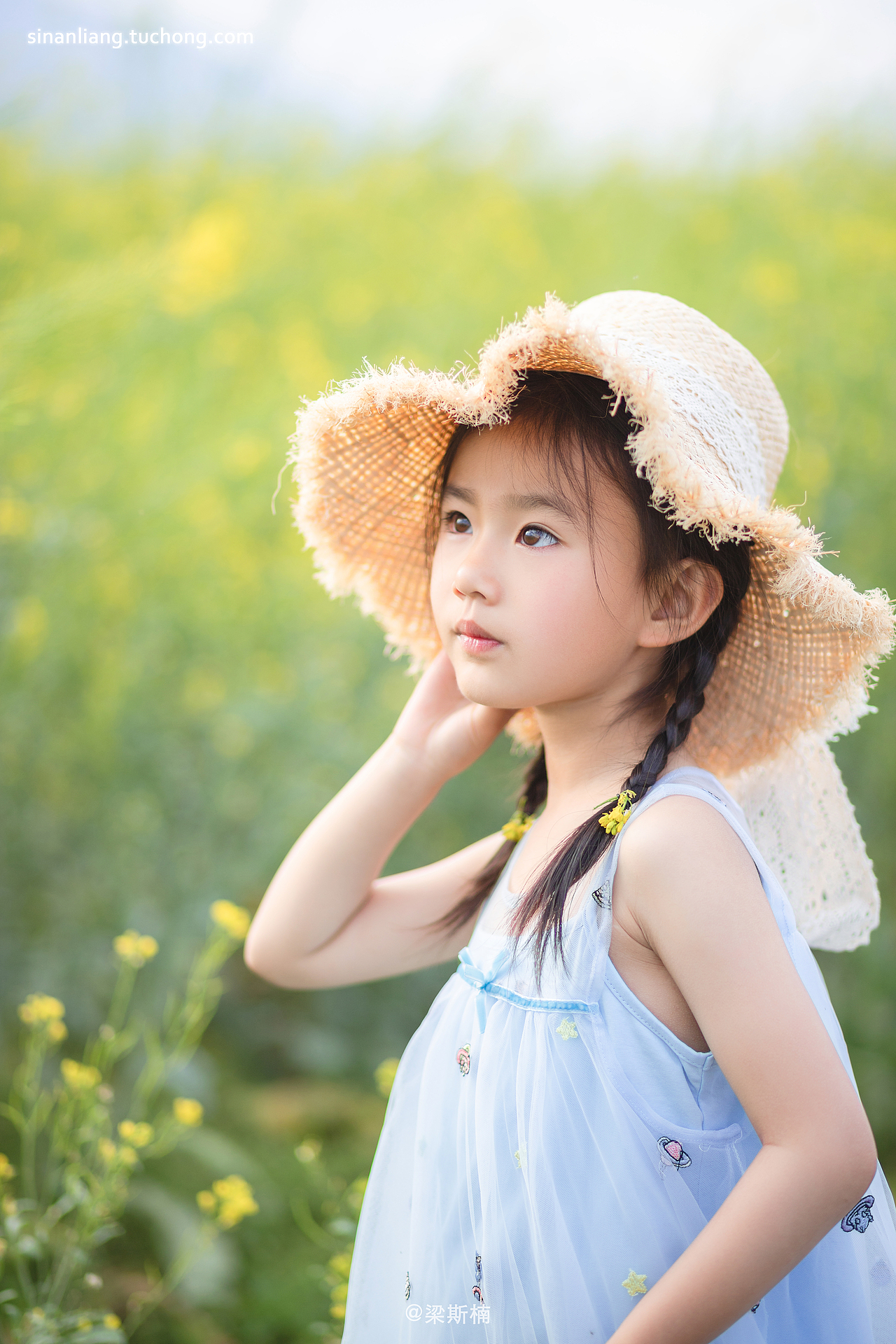在小女孩自家的菜地给她拍一组照片。我的人像摄影班开