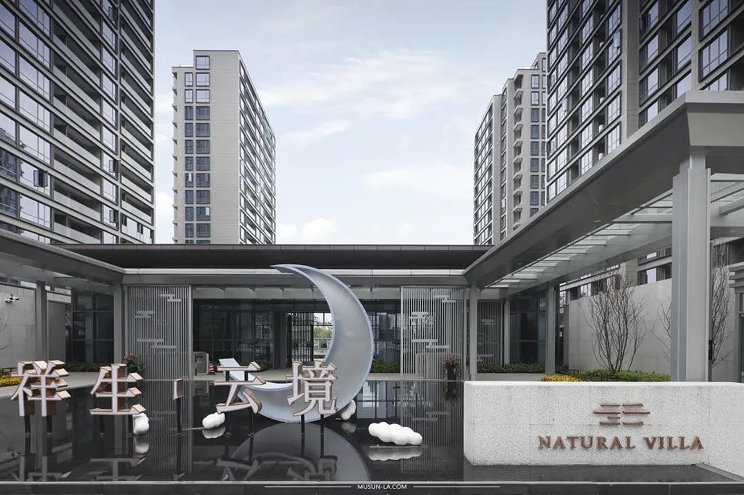 入境,即见池映明月,月落清池。
<br><br><br>迎于涌泉,趣于泳池、华于水壁,多重水景尽显社区尊贵感。