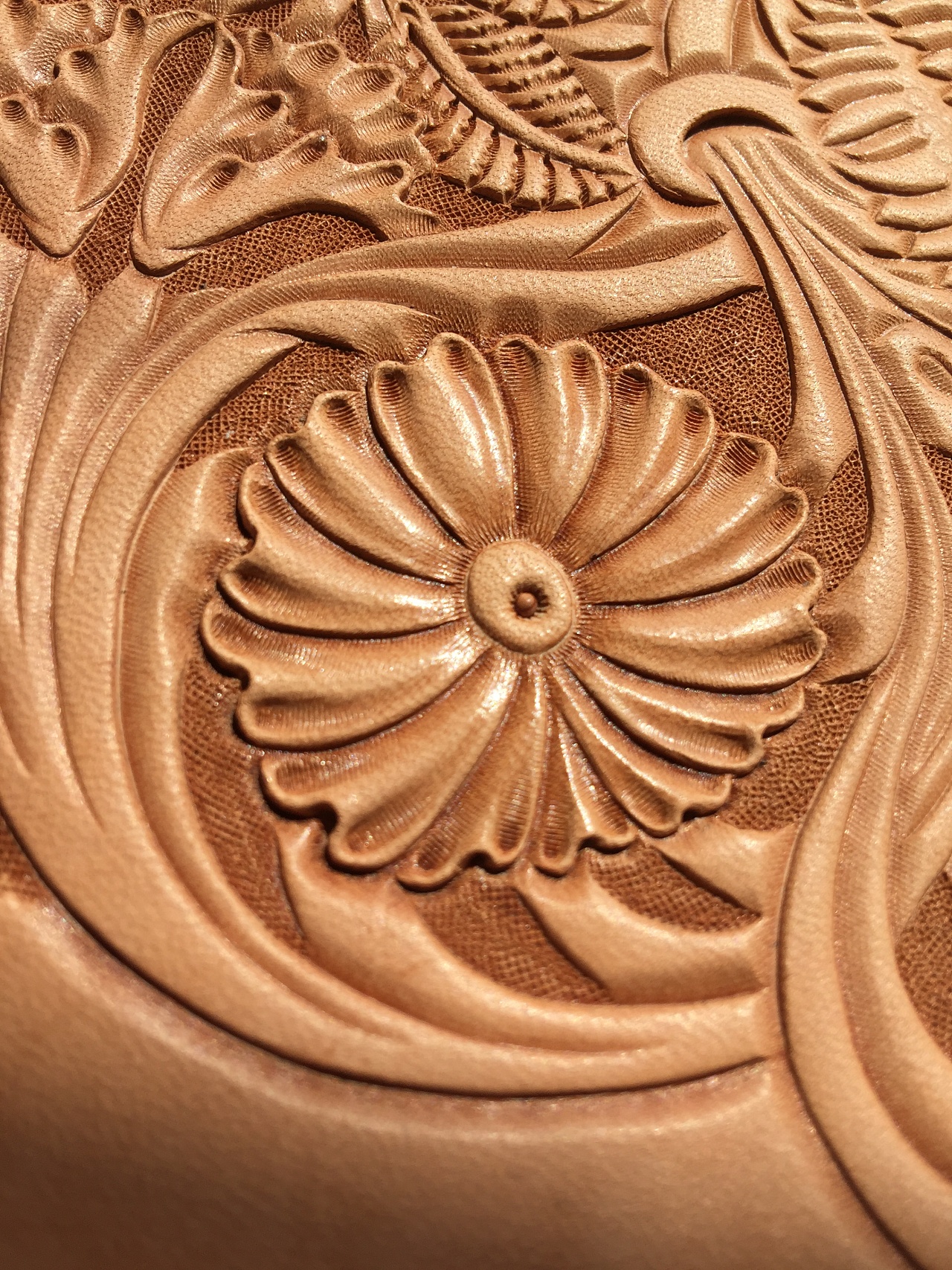 皮雕钱包面雕刻完工