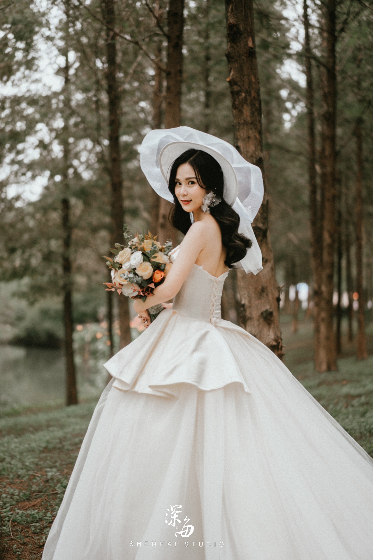 美丽的新娘穿婚纱的白色和象牙色的肖像图片下载 - 觅知网