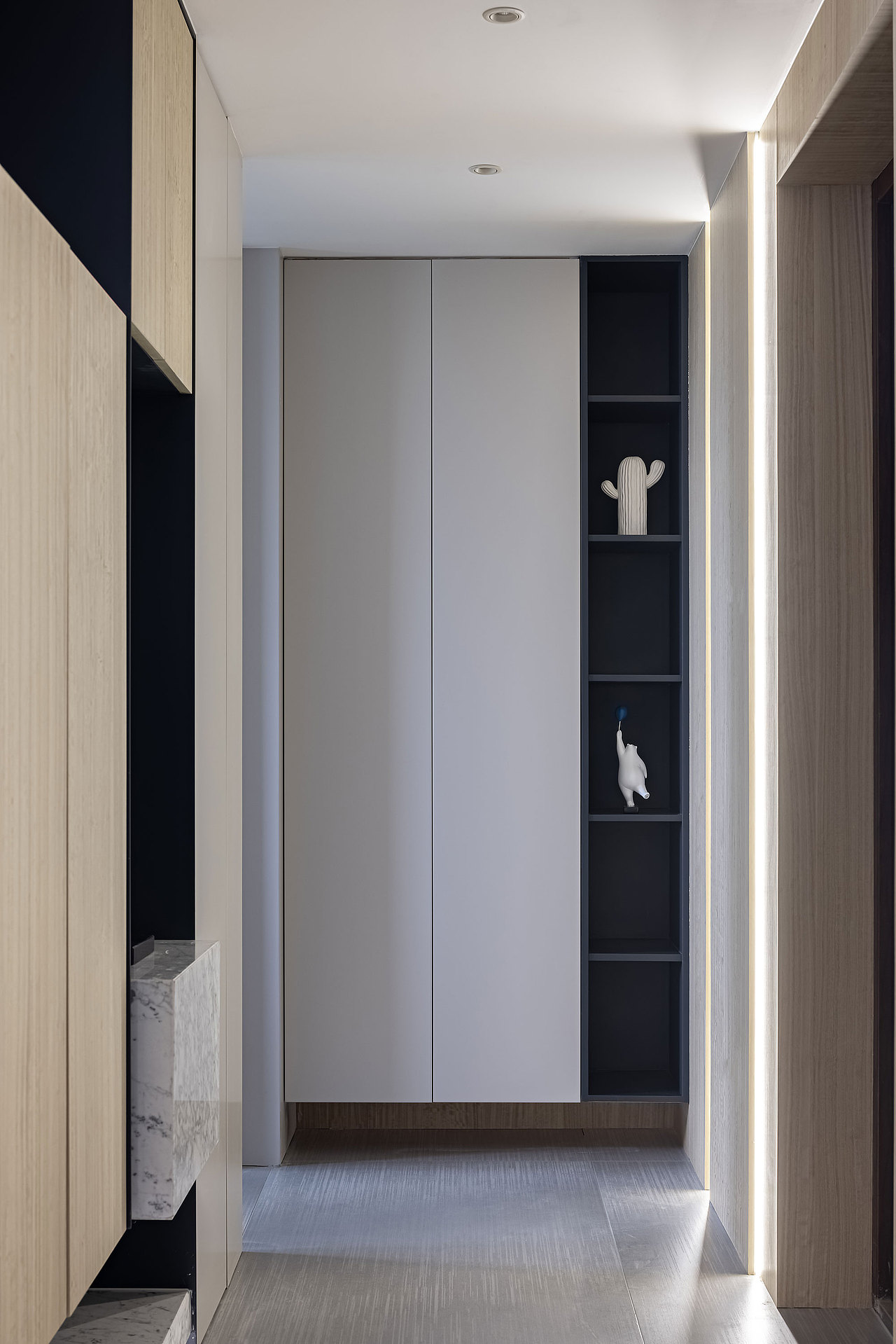 所提升,端景墙连续电视背景墙的转折元素,利用壁龛用石材设计一处端景